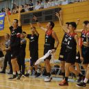 全員が立ち上がってチームを鼓舞