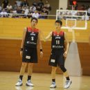 声を掛け合う#5 井上 宗一郎選手(福岡大学附属大濠高校 3年)と#11 深渡瀬 海選手(県立広島皆実高校 3年)