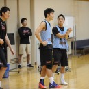 プレイを確認する重冨 友希選手(福岡第一高校 3年)と西田 優大選手(福岡大学附属大濠高校 3年)