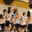 水野 幹太選手(法政大学 1年)の3Pシュートブザービーターに沸くベンチ