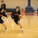 ドリブルで相手を抜きに行く阿部 泉美選手(聖和学園高校 3年)