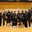 女子ユニバーシアード日本代表チームが目指す、オフェンススタイルを説明する佐藤 智信ヘッドコーチ
