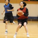 ドライブからストップしてジャンプシュートに行く水野 妃奈乃選手(拓殖大学 2年)