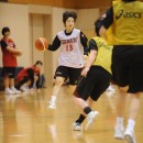 ボールを運ぶ運ぶ小池 遥選手(大阪人間科学大学 3年)