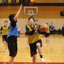 1on1からゴールを狙う林 咲希選手(白?大学 4年)