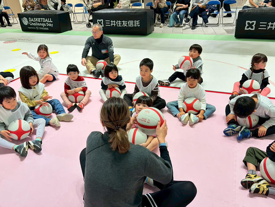 先生のお話を聞く子供達