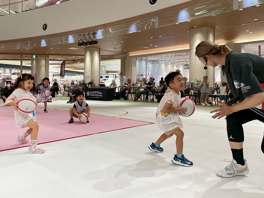 ボールあそびする子供達