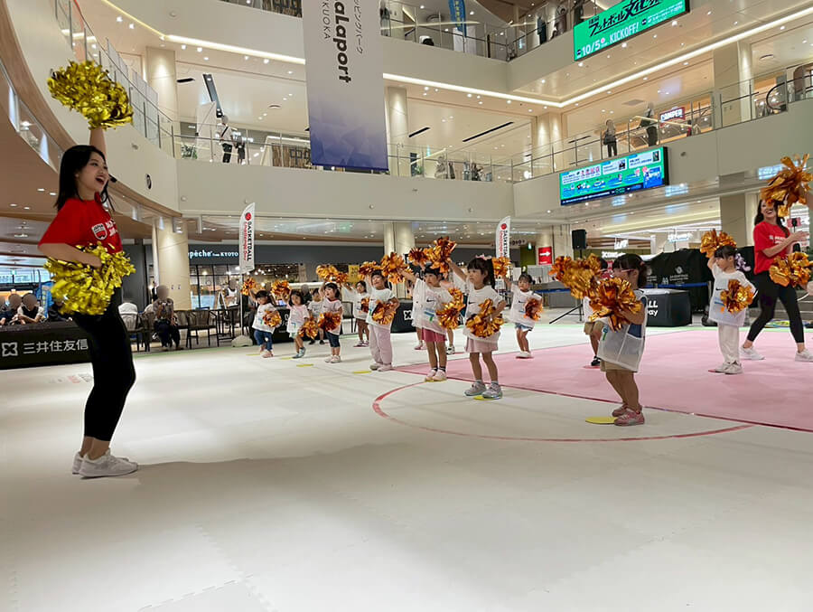 ダンスレクチャーをうけている子供たち