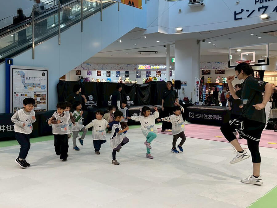 基礎運動をする子供達