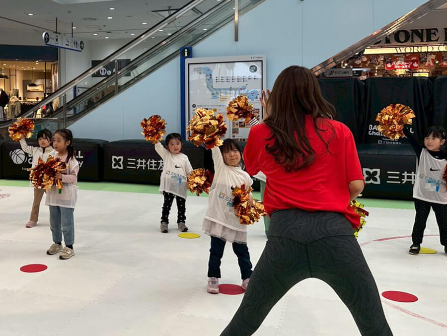 ダンスレクチャーをうけている子供たち