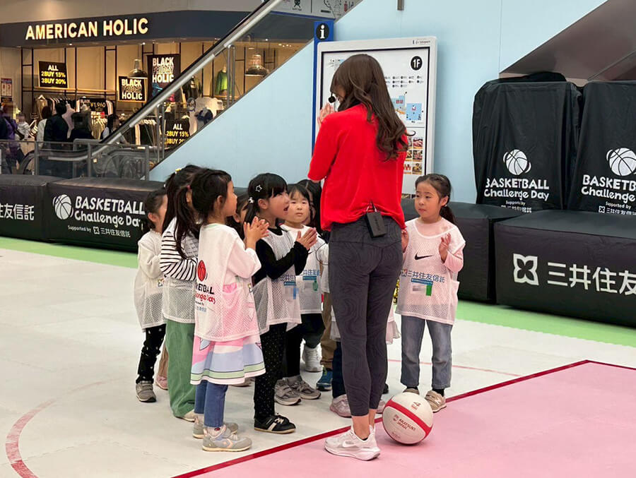 先生のお話を聞く子供達