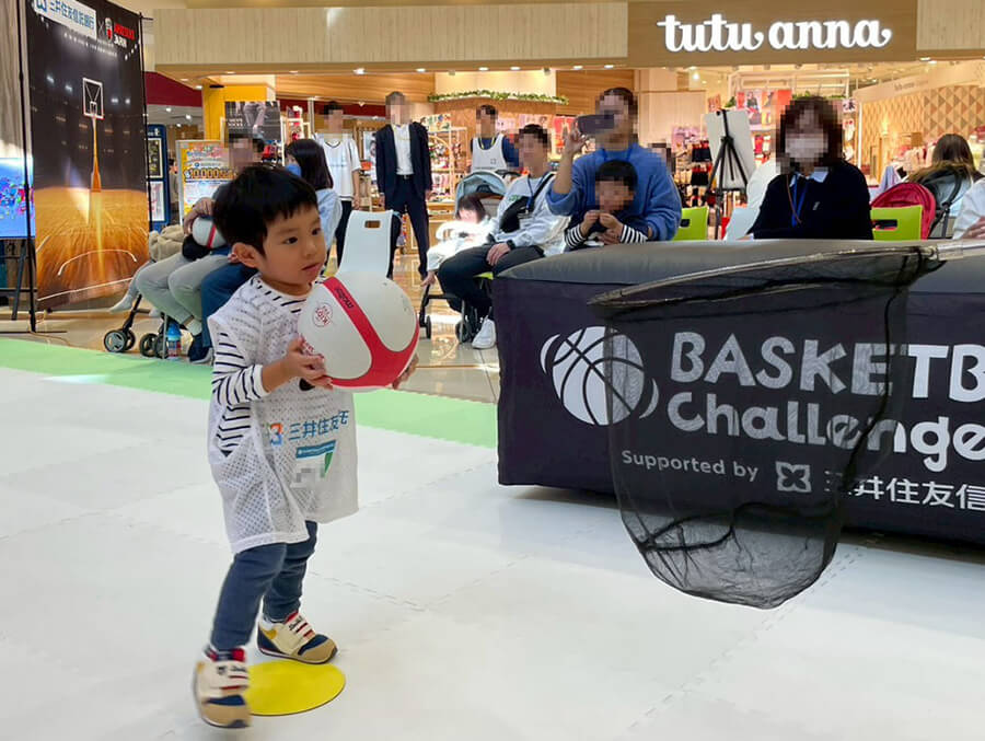 ボールあそびをする子供達