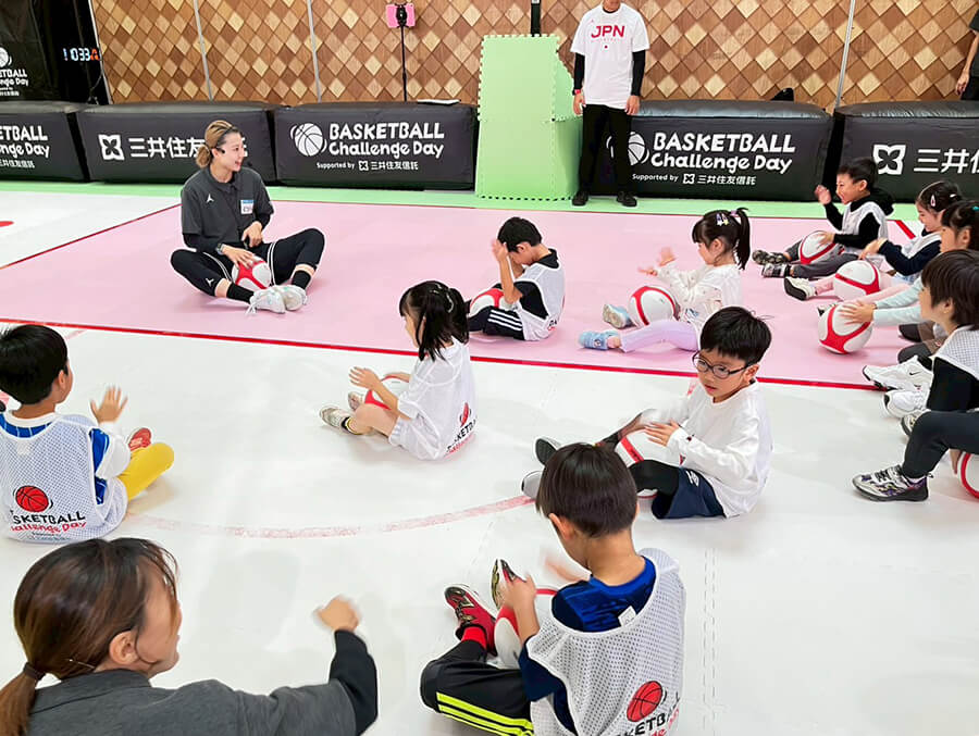 先生のお話を聞く子供達