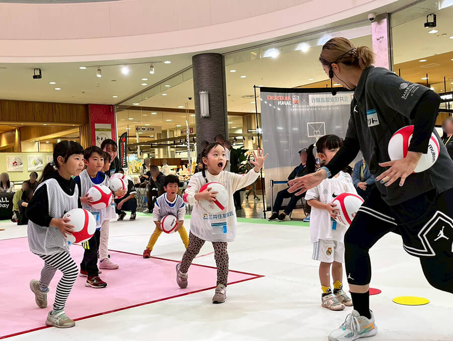 ボールあそびをする子供達