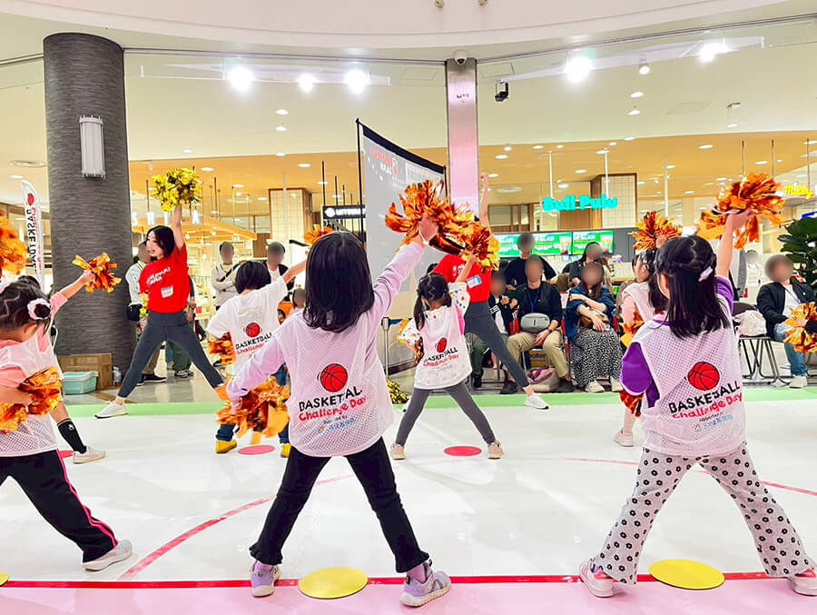 ダンスレクチャーをうけている子供たち