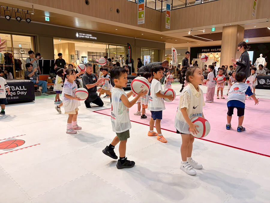 先生のお話を聞く子供達