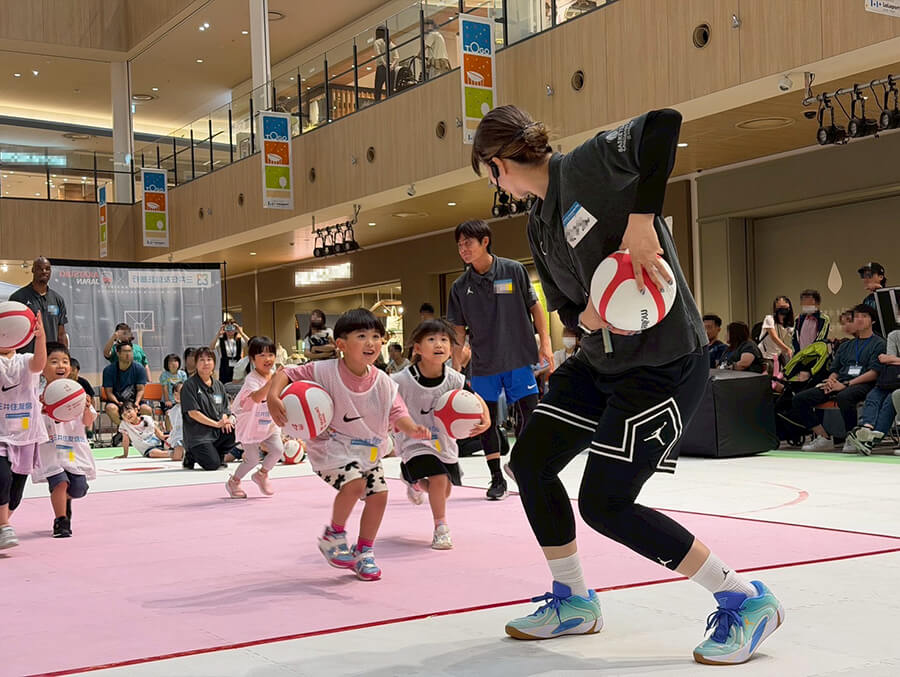 ボール遊びする子供達