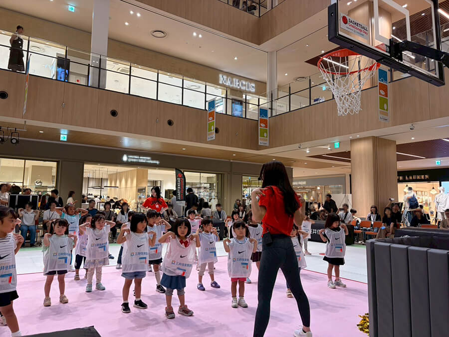 先生のお話を聞く子供達