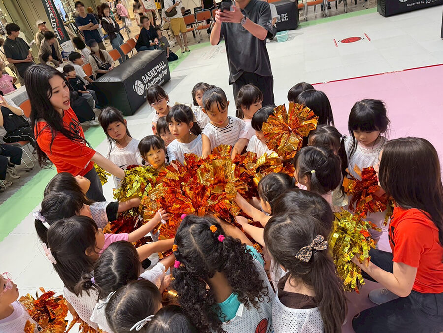 チアの動きを練習する子供たち