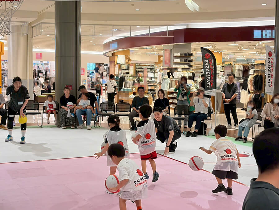 ボール練習をする子供達