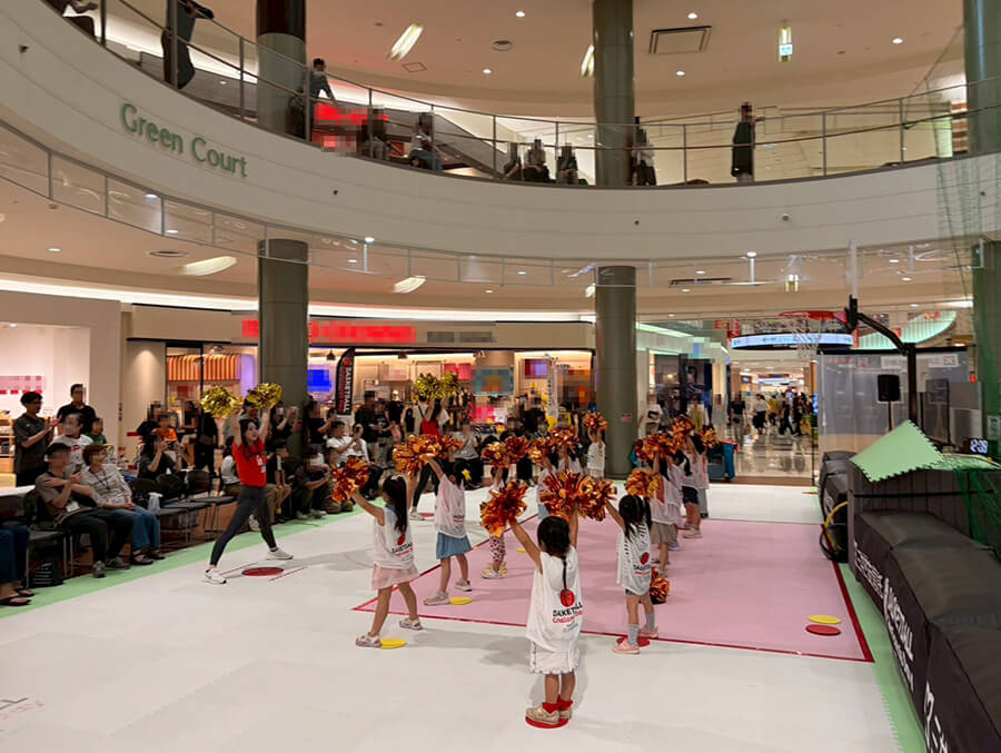 ダンスレクチャーを受けている子供たち