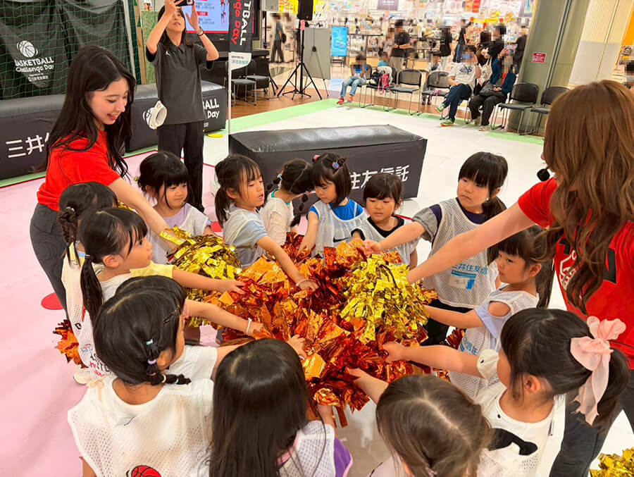 先生のお話を聞く子供達