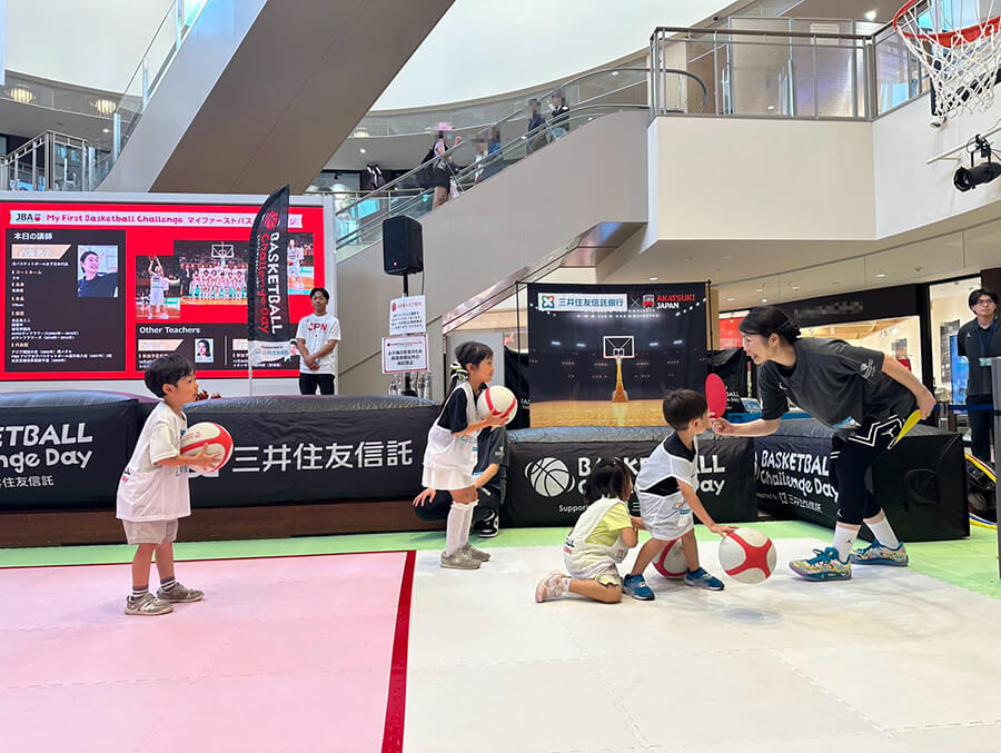 ボールあそびする子供達