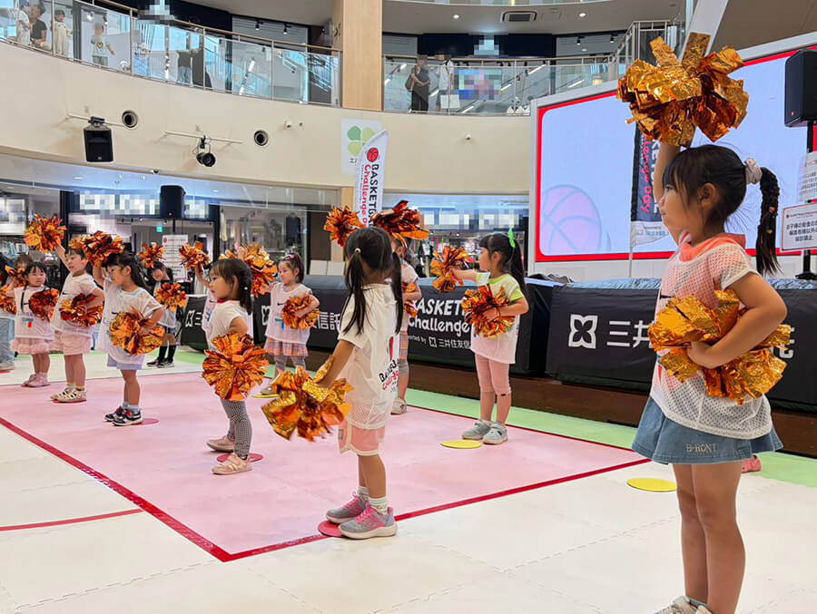ダンスレクチャーをうけている子供たち