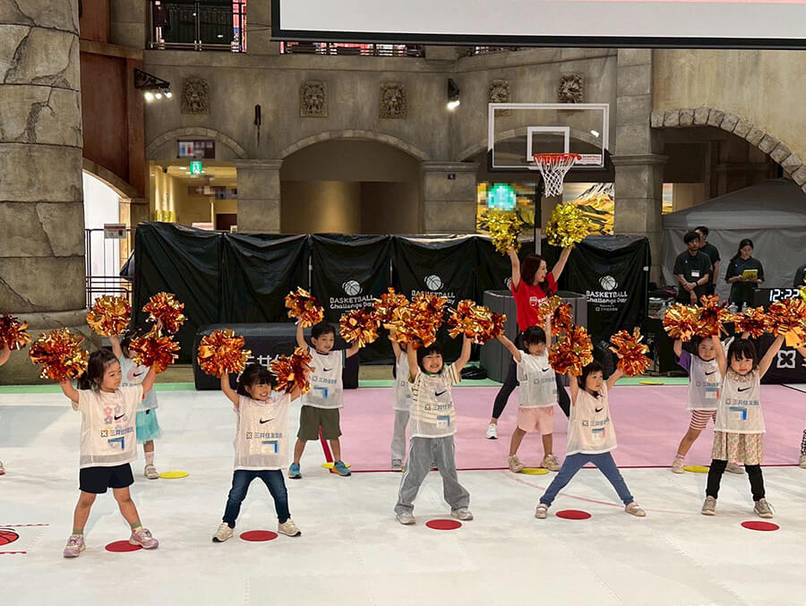 チアの動きを練習する子供たち