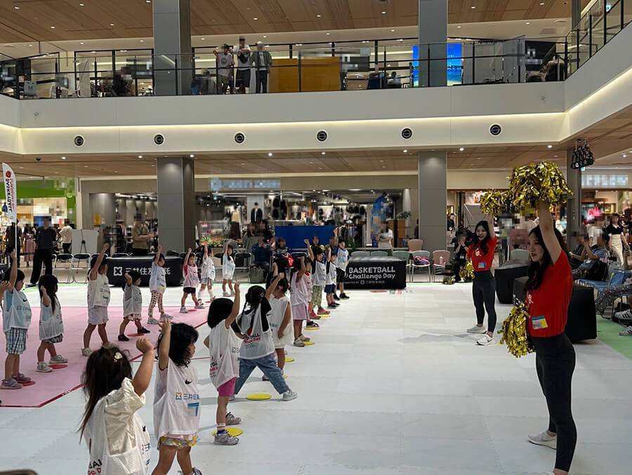 ダンスレクチャーをうけている子供たち