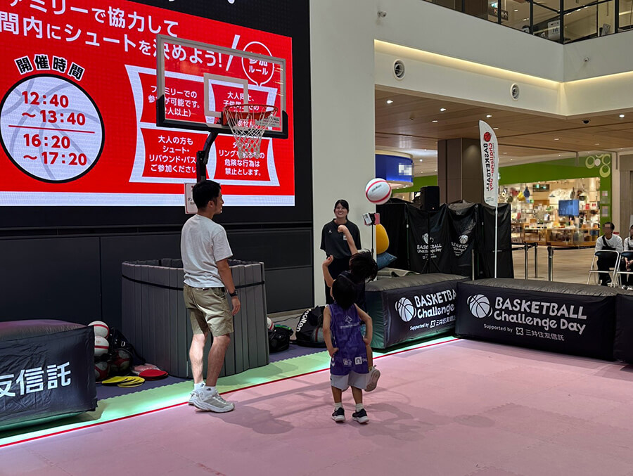 シュートする子供たち